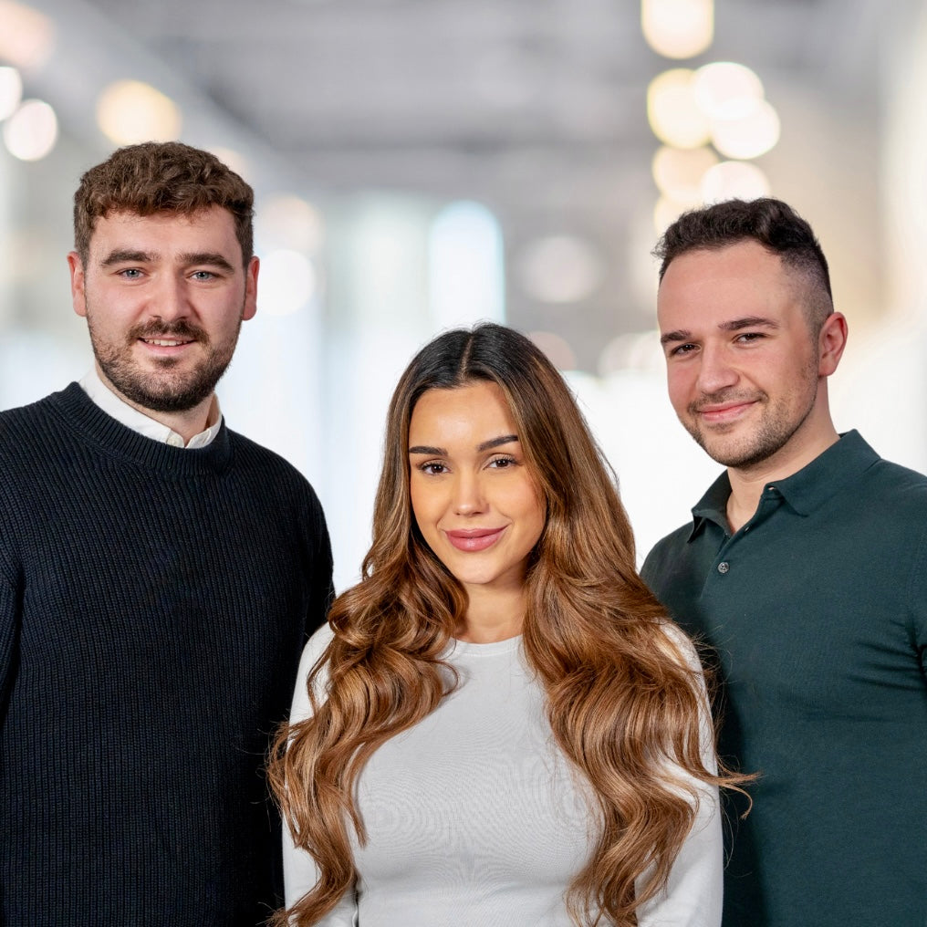 Gesamtes Praxisteam von Glowtox Köln, inklusive Front Office Managerin, lächelnd im Teamfoto