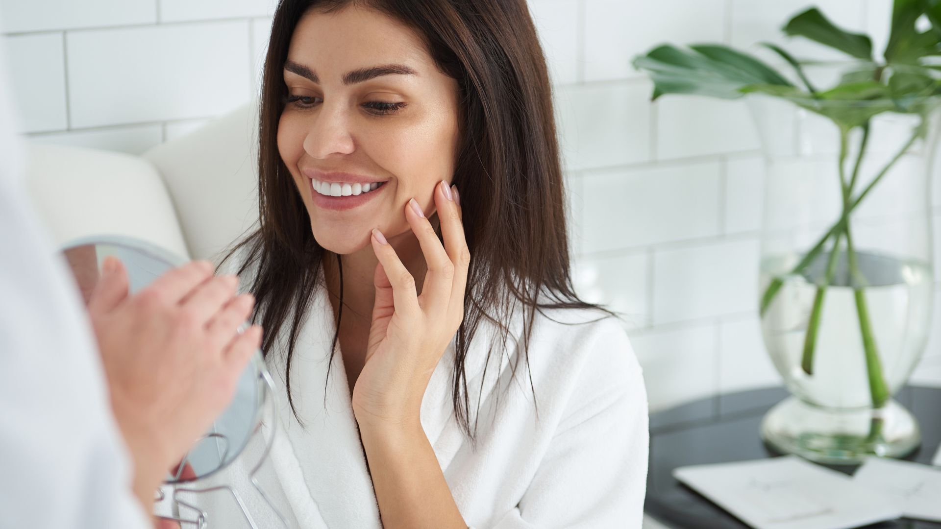 Frau freut sich über Langlebigkeit der Behandlungsergebnisse